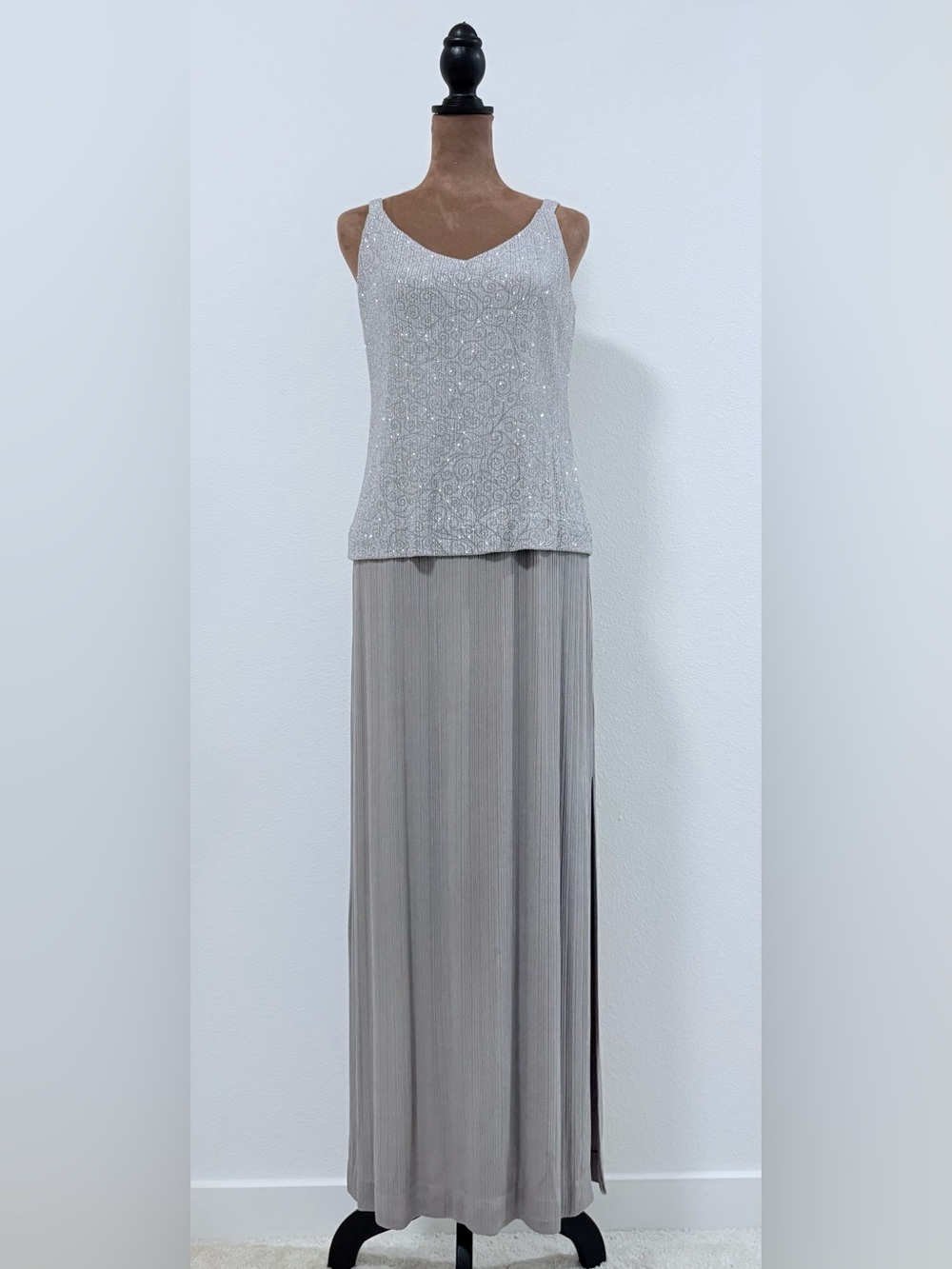 Alex Evenings Formal Dress, Size 8 – Sparkly V-Neck Evening Gown